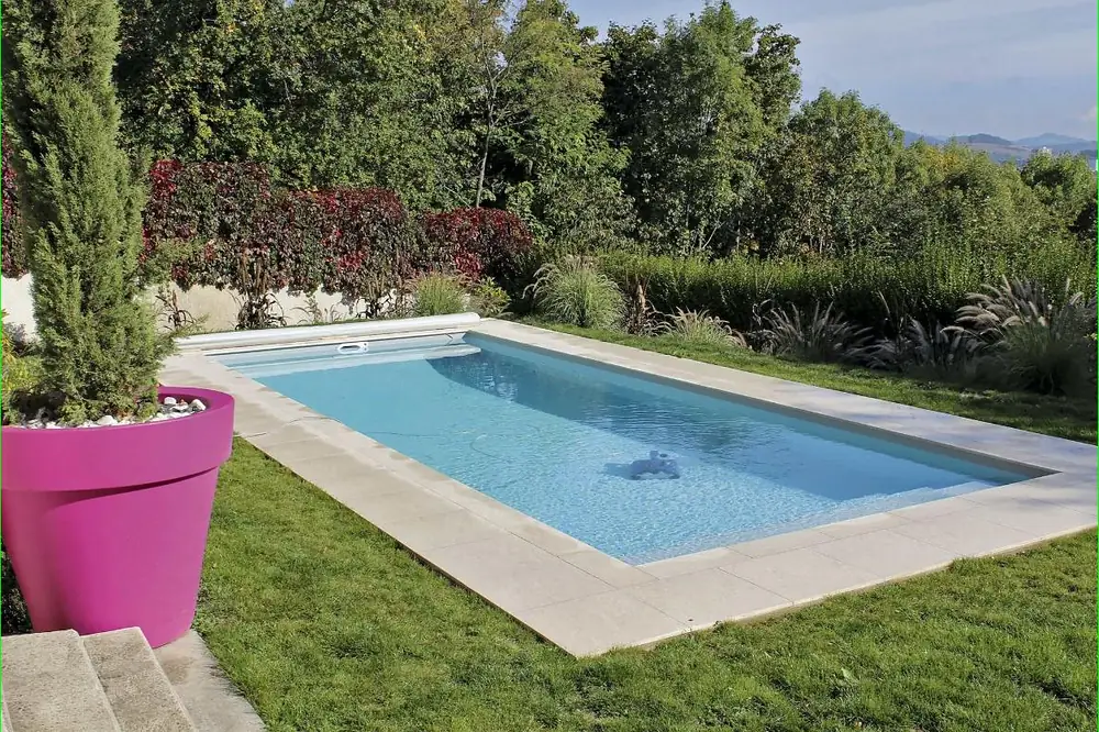 Piscine Desjoyaux compacte intégrée dans un jardin de taille modeste