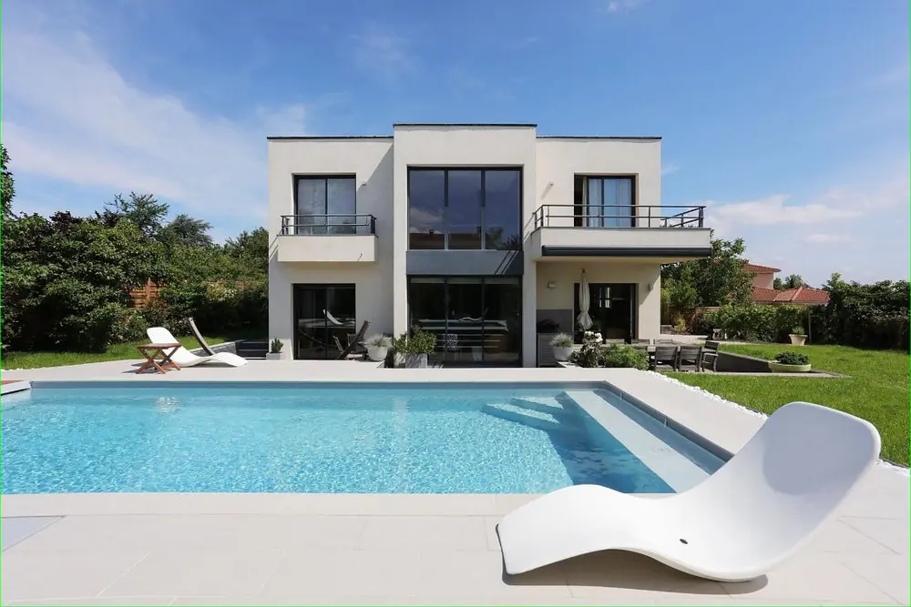 Bassin Desjoyaux modernisé devant une villa contemporaine, avec plage immergée